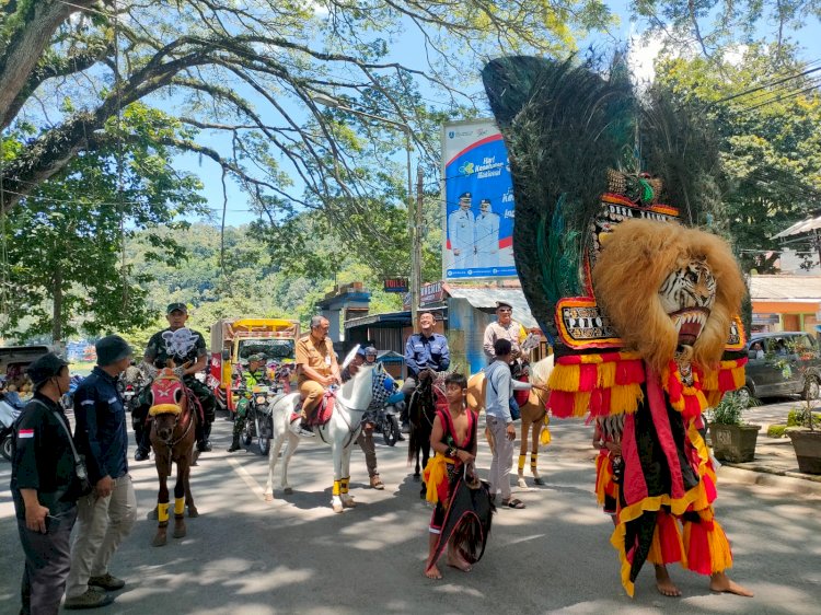 Unik, Distribusi Logistik Pemilu di Ponorogo Dikawal Reog dan Petugas Berkuda